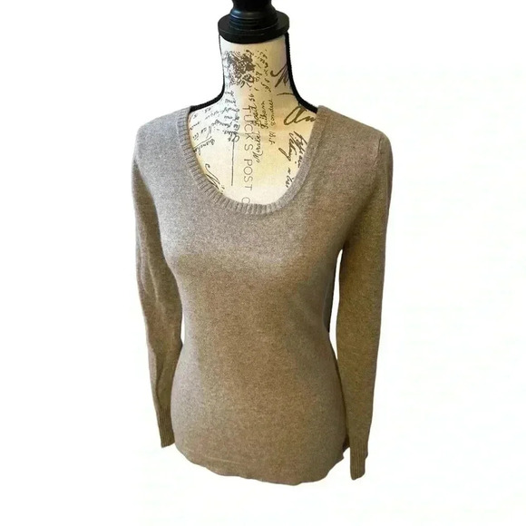 QUINN Cashmere Sweater - Picture 8 of 12